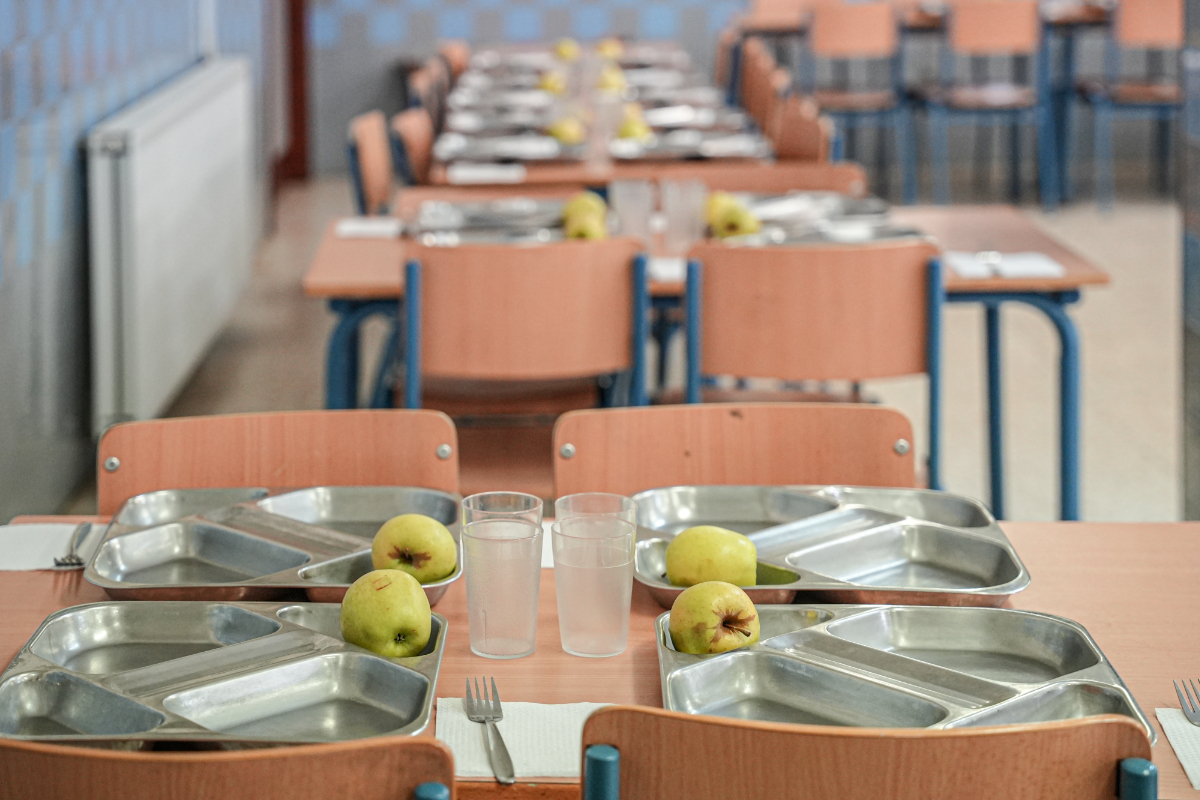 Sánchez impone la carne halal en los colegios de Ceuta y elimina el cerdo de los menús escolares tras la invasión