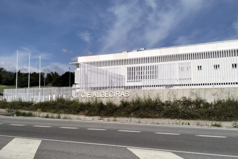 El Gobierno deja casi vacío el Centro de Extranjeros de Algeciras ante la previsión de nuevas llegadas de inmigrantes en narcolanchas desde Ceuta