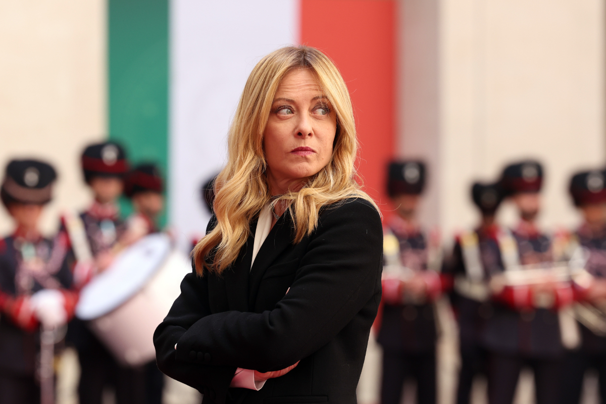 Meloni expulsará a un inmigrante ilegal que arrancó y tiró al suelo la bandera de Italia: «Nuestros símbolos se respetan»