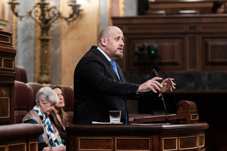 La Fiscalía pide cárcel para cuatro acusados de golpear y arrinconar a un diputado de VOX durante un acto en defensa del español