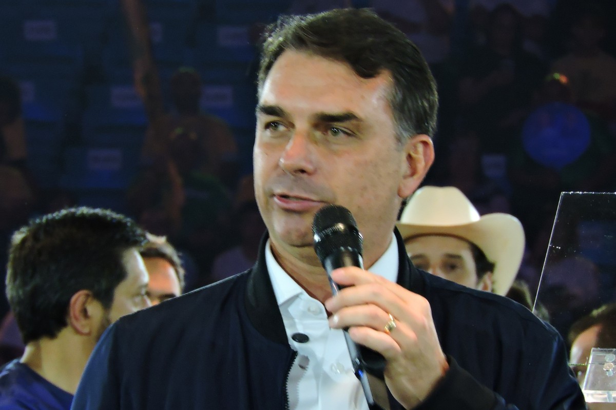 Flávio Bolsonaro enfila contra los jueces del Supremo designados por Lula y promete renovar el sistema de Justicia de Brasil: «Han obstaculizado la democracia»