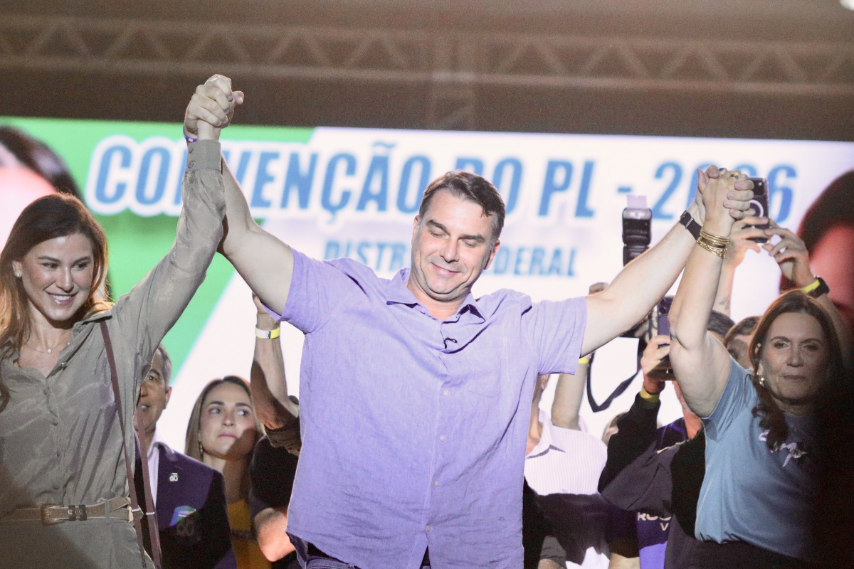 Flávio Bolsonaro alcanza a Lula en los sondeos y entra en la recta final de las elecciones con opciones reales de desalojar a la izquierda de Brasil