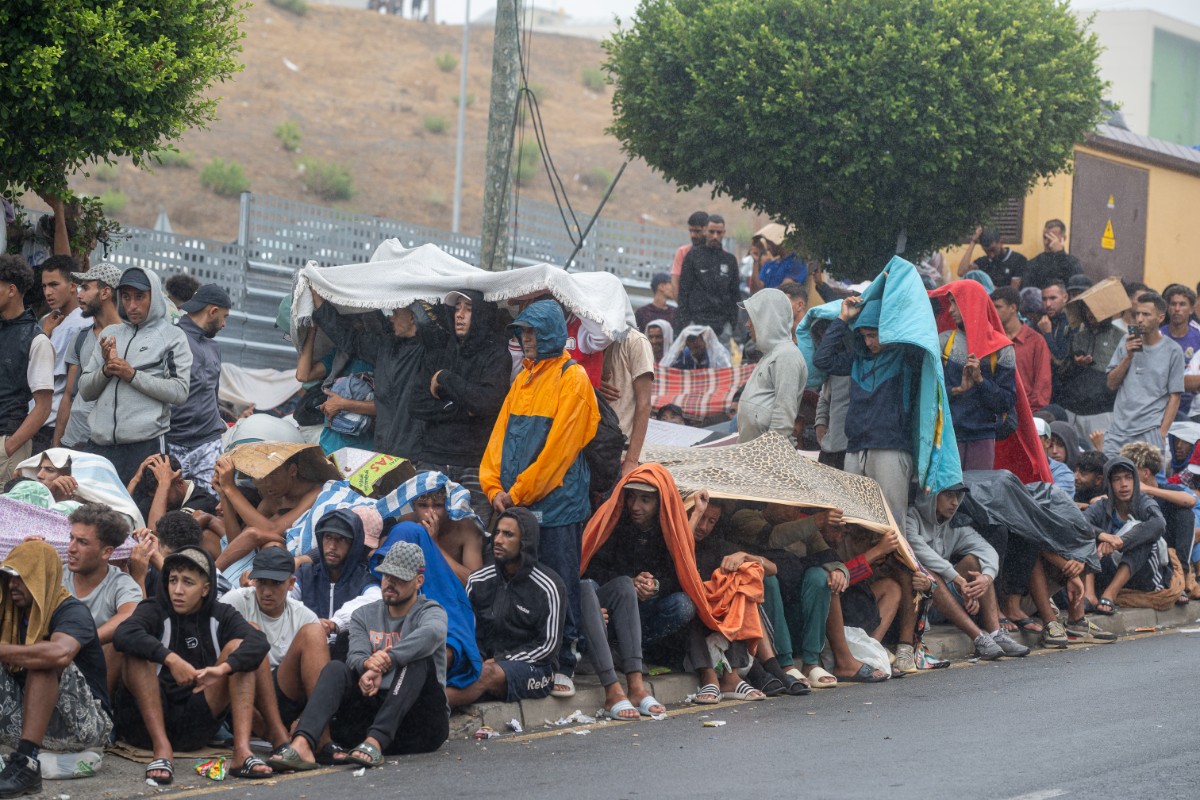 La Policía busca en Ceuta a 12 yihadistas infiltrados en la invasión de julio: tres son veteranos de Siria e Irak