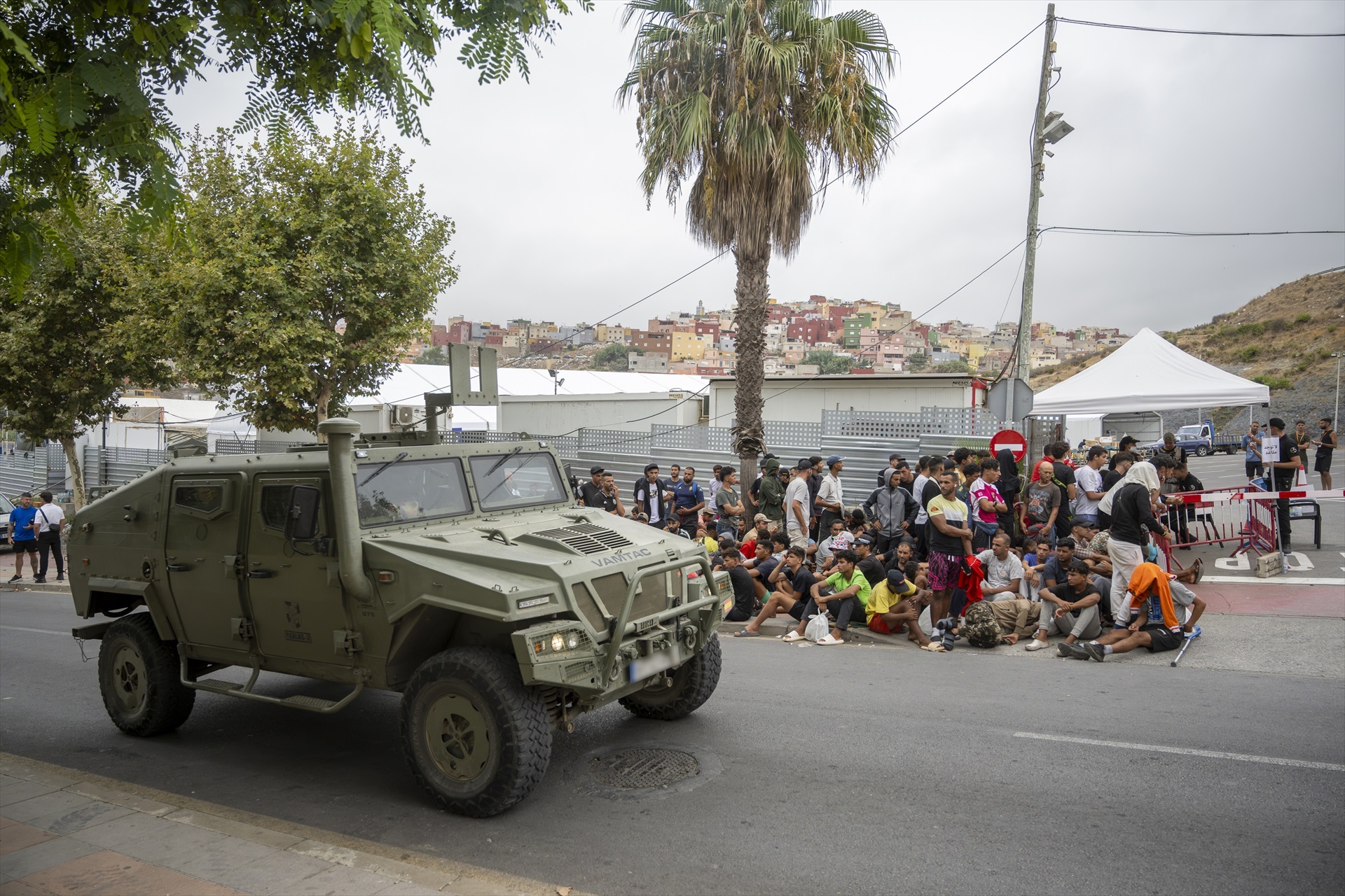 Un invasor marroquí intenta robar a una mujer que salía del Mercadona y rompe la pierna a un militar que la defendió en Ceuta