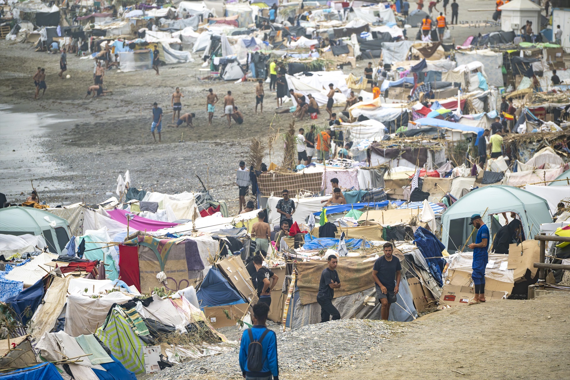 El Gobierno de Sánchez multa con hasta 4.000 euros por acampar un día en Ceuta mientras permite que la playa de El Trampolín siga tomada por invasores