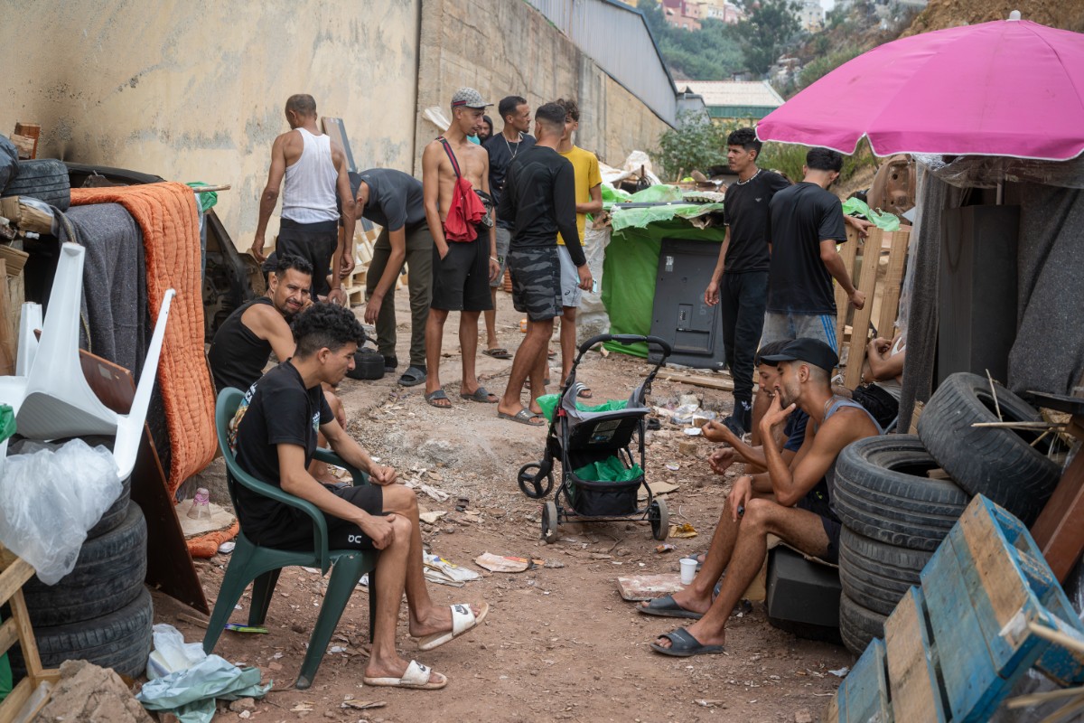 Ceutíes toman nuevamente las calles en rechazo al centro de acogida instalado en el puerto de la ciudad: «Retornos ágiles y efectivos ya»