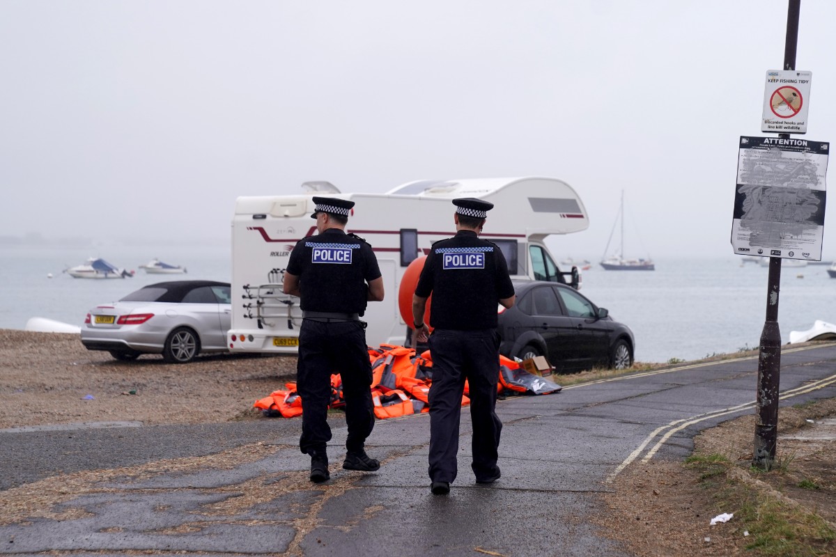 La Policía británica amenaza con detener a quienes participen en protestas contra la inmigración ilegal en Portsmouth