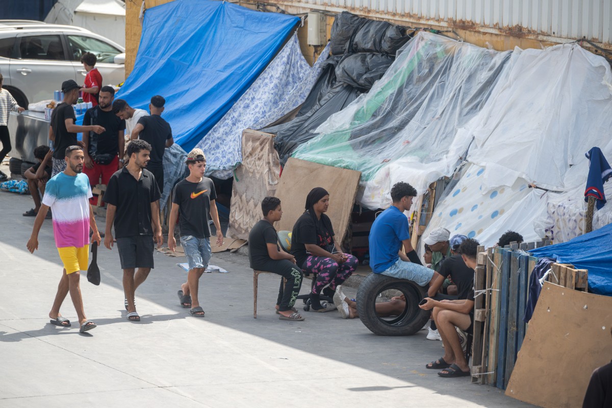 Camas nuevas, tres comidas, ropa y libertad de movimientos para los invasores del campamento en el puerto de Ceuta: «Queremos ir a la Península»