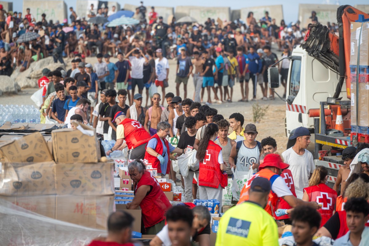Interior destina 1,5 millones para Cruz Roja y 21.000 euros para la Comisión Islámica tras la invasión de Ceuta