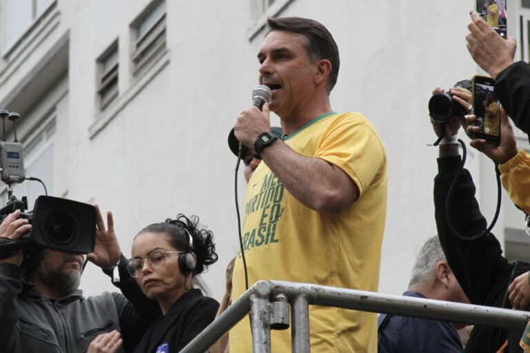 Flávio Bolsonaro promete sumar a Brasil al Escudo de las Américas, la alianza de seguridad impulsada por Trump en Iberoamérica