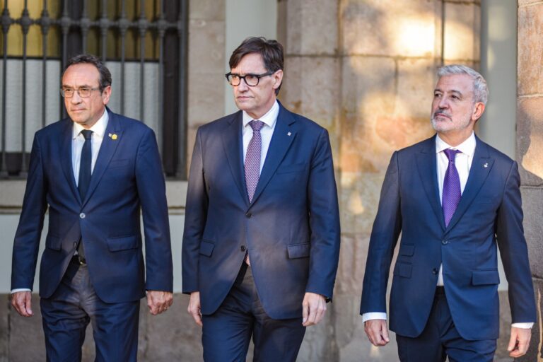 El Ayuntamiento de Barcelona perseguirá a los comercios que no usen el catalán y atribuye los incumplimientos a la inmigración