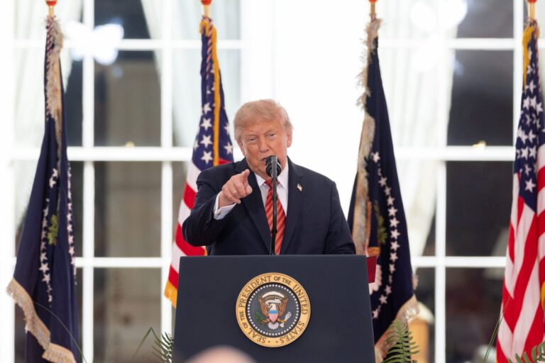 Trump veta el ingreso a la Casa Blanca de CNN y otras cadenas: «No deberían informar constantemente sobre ficción y mentiras»