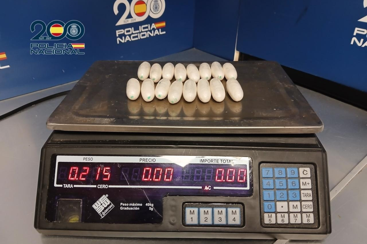 Una embarazada intenta introducir 69 envoltorios de cocaína por Barajas ocultos en su cuerpo