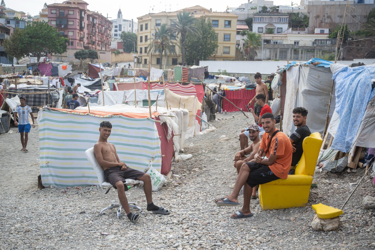 El Gobierno proyecta otro campamento para 800 invasores junto a la cárcel de Ceuta y los funcionarios alertan del riesgo de fugas y problemas de seguridad