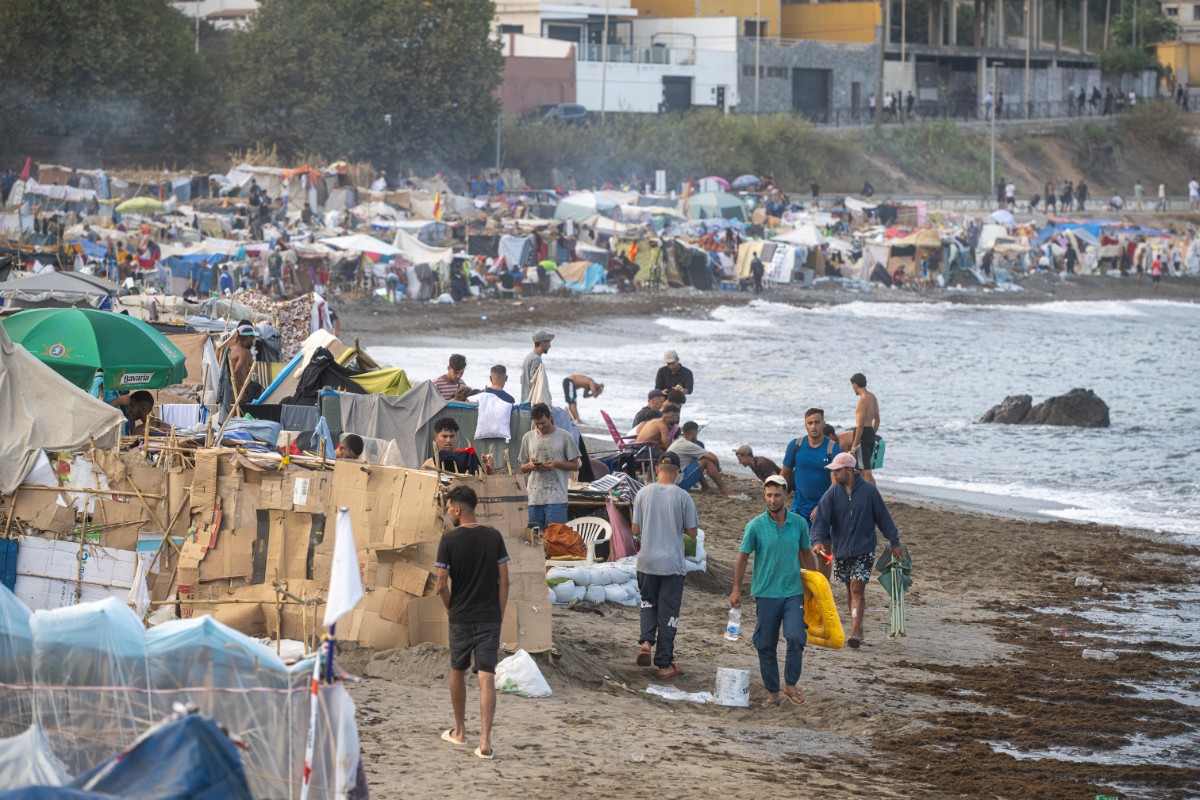 El Gobierno desafía los informes técnicos y levanta en Ceuta un campamento para otros 1.000 inmigrantes junto a depósitos de combustible