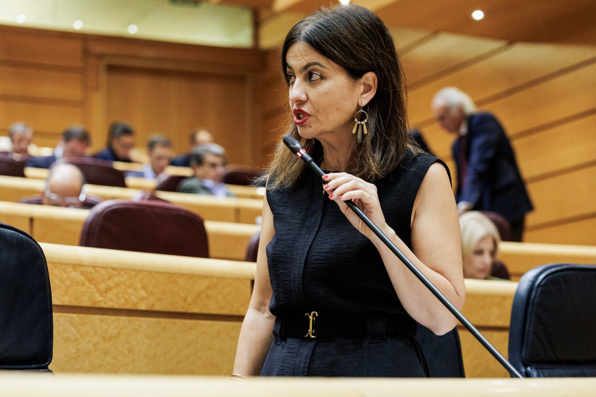 El Ministerio de Sira Rego monta un Gobierno infantil con comisiones y ruedas de prensa por más de 37.000 euros