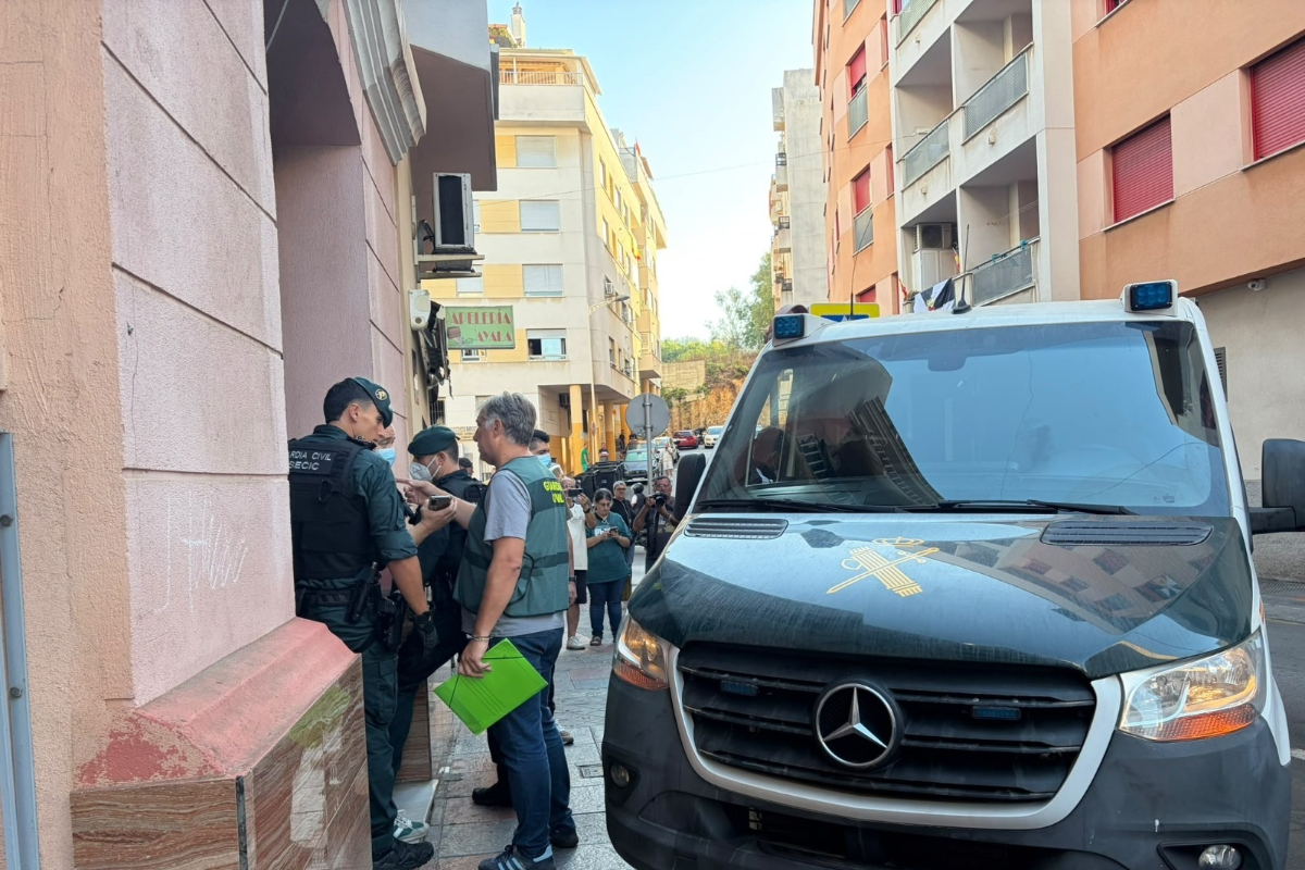La Guardia Civil irrumpe en un piso del centro de Ceuta y encuentra a 24 inmigrantes ilegales hacinados en su interior