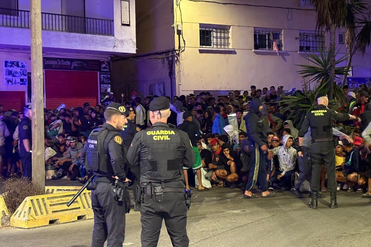 El Gobierno deja sólo a 25 guardias civiles frente a 1.700 invasores en el puerto de Ceuta tras la invasión