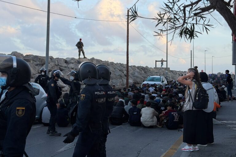 El traslado de miles de invasores al puerto desata el caos en Ceuta y obliga a intervenir a los antidisturbios