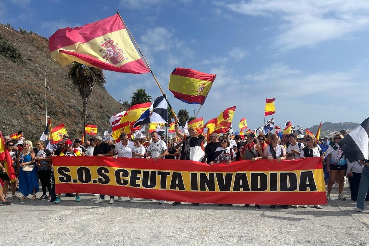 Miles de ceutíes marchan al Tarajal para defender la españolidad de la ciudad tras la invasión