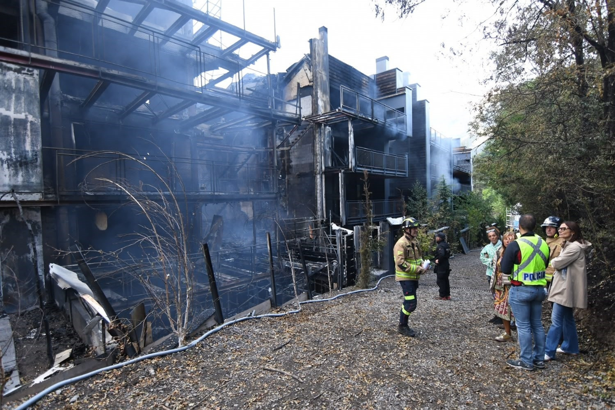 Un incendio arrasa en Andorra una urbanización a estrenar con 52 viviendas