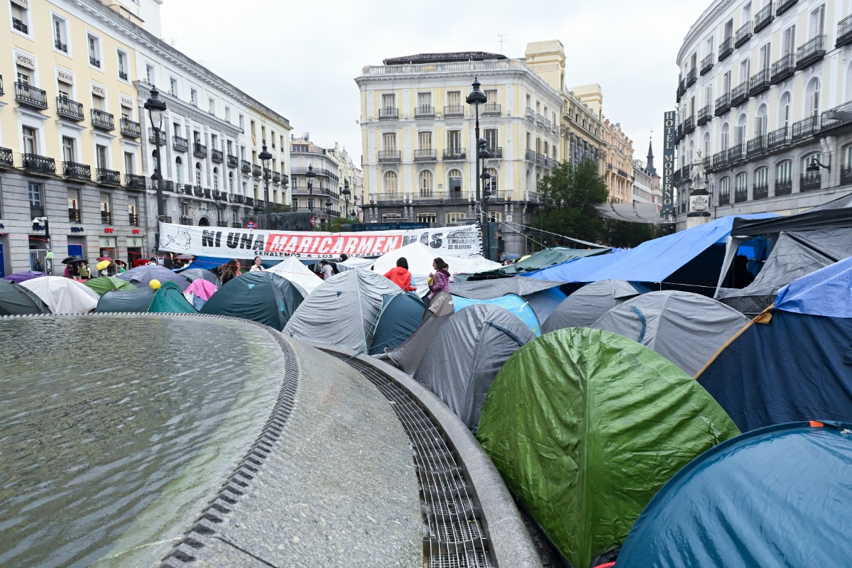 Un grupo de izquierdistas acampados en la Puerta del Sol se trepa de la sede del Gobierno de la Comunidad de Madrid ante la inacción de Marlaska