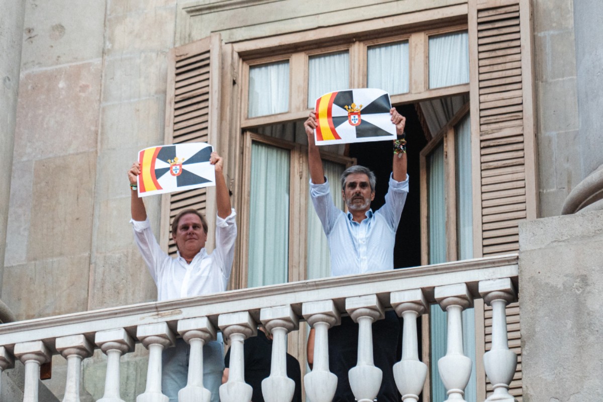 El socialista Collboni expedienta a Gonzalo de Oro (VOX Barcelona) por salir al balcón del Ayuntamiento con la bandera de Ceuta