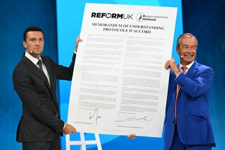 Los soberanistas Farage y Bardella firman un histórico acuerdo para frenar la inmigración ilegal  cuando lleguen al Gobierno
