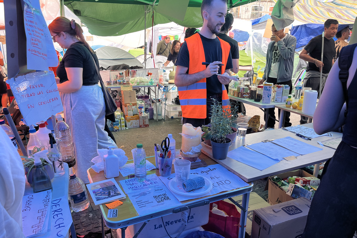 La «nueva normalidad» de Ceuta llega a Sol: los acampados colocan varios comercios ilegales pese a estar penado con 6.000 euros de multa