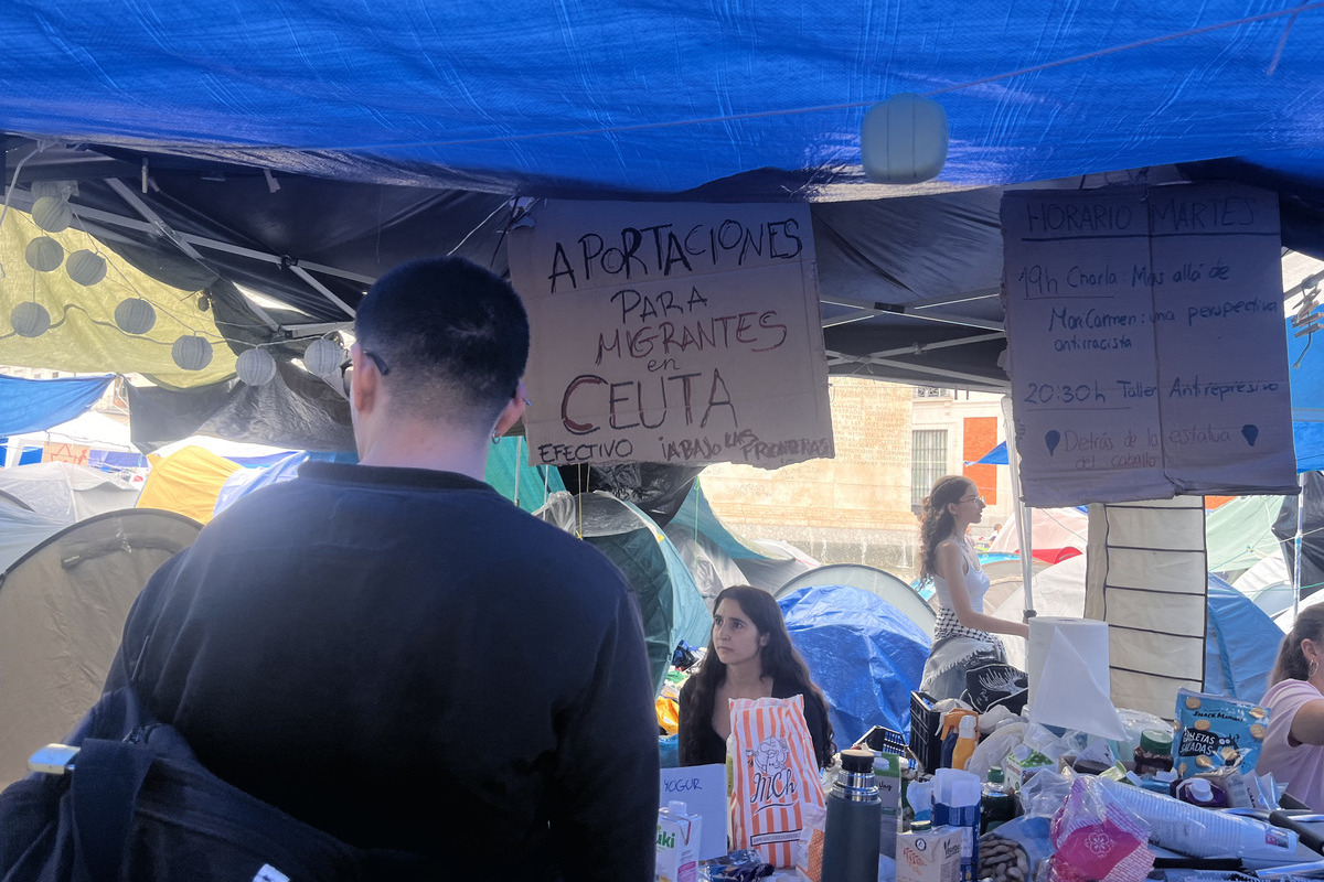 Los acampados de Sol recaudan dinero en efectivo para los invasores de Ceuta con el lema «abajo las fronteras»