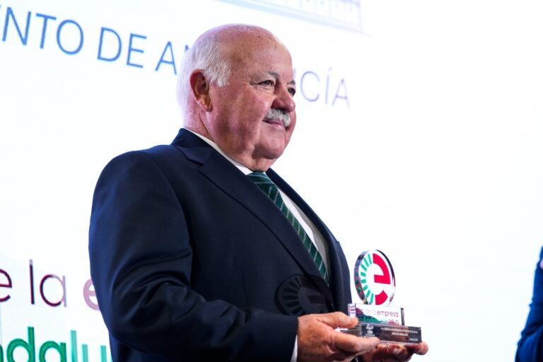 El expresidente del Parlamento andaluz (PP) lamenta que su cuadro institucional se hiciera «antes de ponerse a dieta»