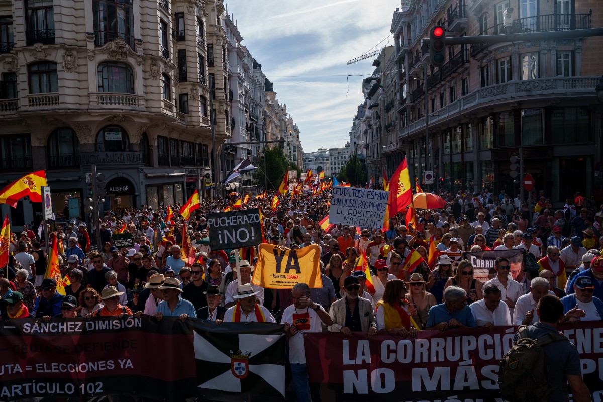 Decenas de miles de personas recorren el centro de Madrid en apoyo a Ceuta y para exigir elecciones ya: «Acabemos en las urnas con Pedro Sánchez»