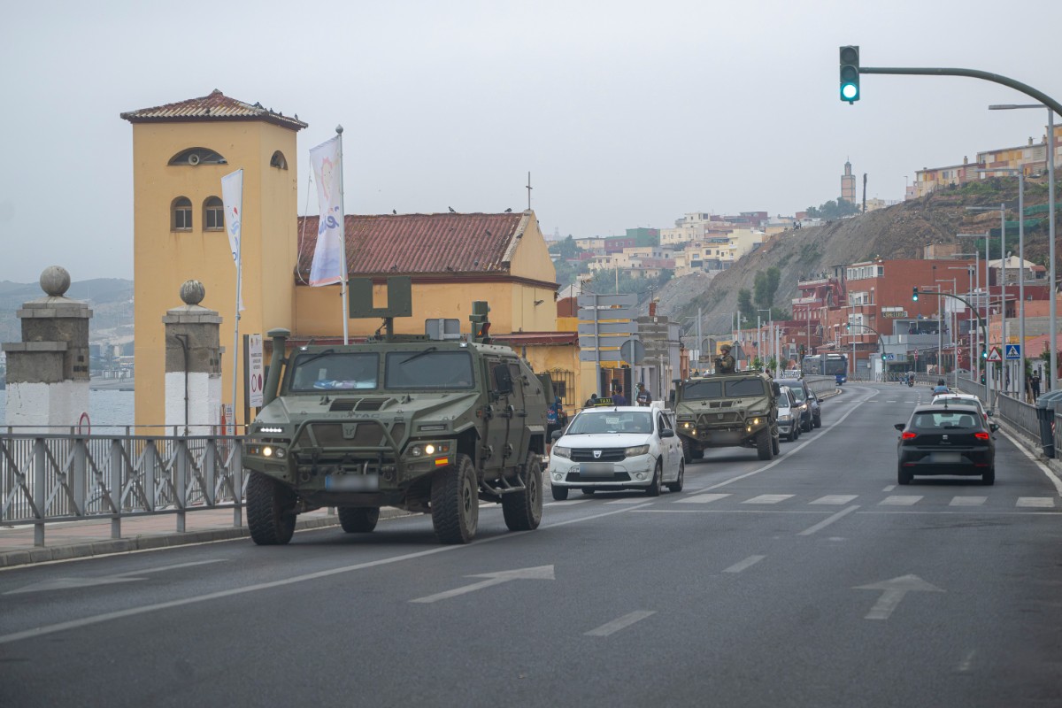 Detenidos en Ceuta 21 inmigrantes marroquíes tras apedrear a militares y guardias civiles en las inmediaciones de la playa del Trampolín