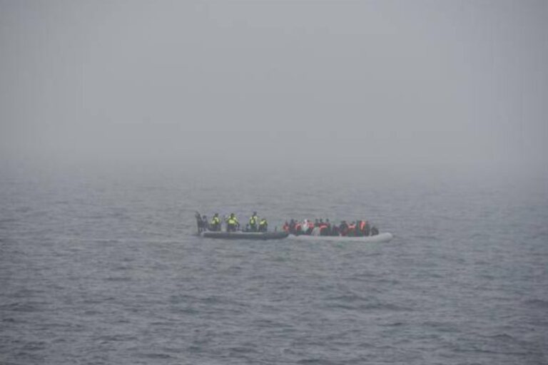 Reino Unido sitúa en casi 800 los inmigrantes ilegales registrados en un día tras cruzar el Canal de la Mancha, una cifra récord