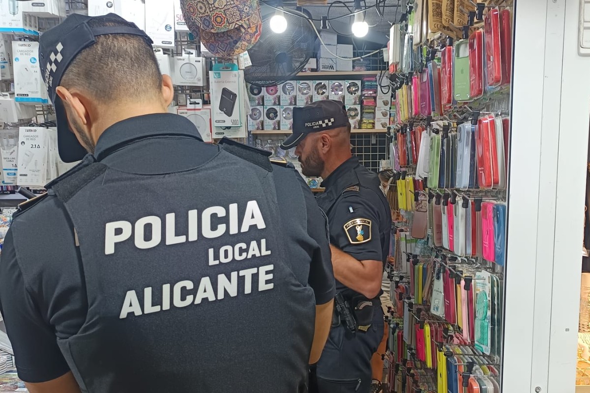 El top manta arruina al comercio local de Alicante: la Policía interviene en julio y agosto 50.000 productos falsificados valorados en dos millones de euros