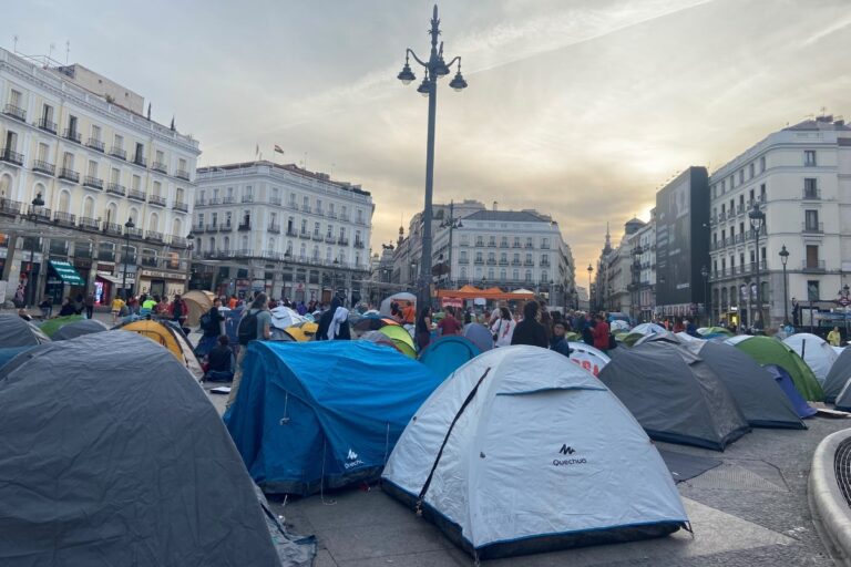 Se activa el agitprop: Marlaska permite a más de 500 activistas de extrema izquierda que continúen en la Puerta del Sol tras acampar por el ‘decreto Maricarmen’