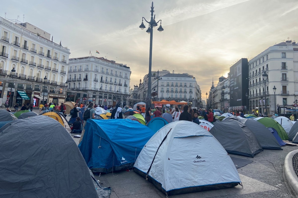 Se activa el agitprop: Marlaska permite a más de 500 activistas de extrema izquierda que continúen en la Puerta del Sol tras acampar por el ‘decreto Maricarmen’