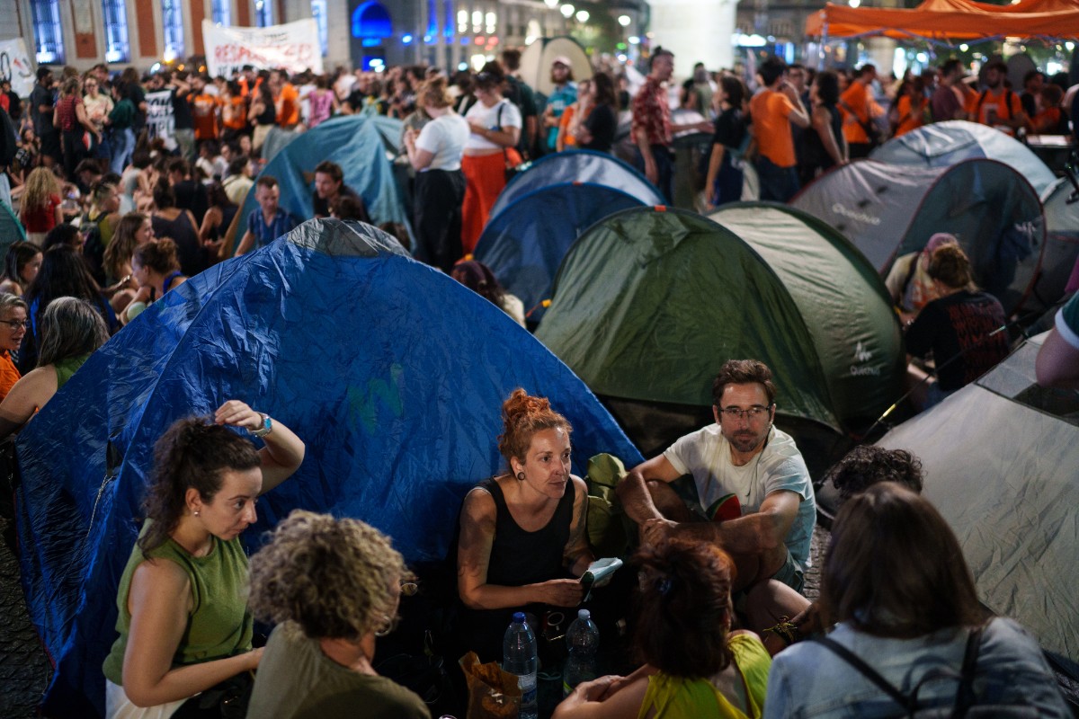 Cientos de manifestantes de extrema izquierda acampan en la Puerta del Sol para exigir el ‘decreto Maricarmen’: «O cae el rentismo o cae el Gobierno»