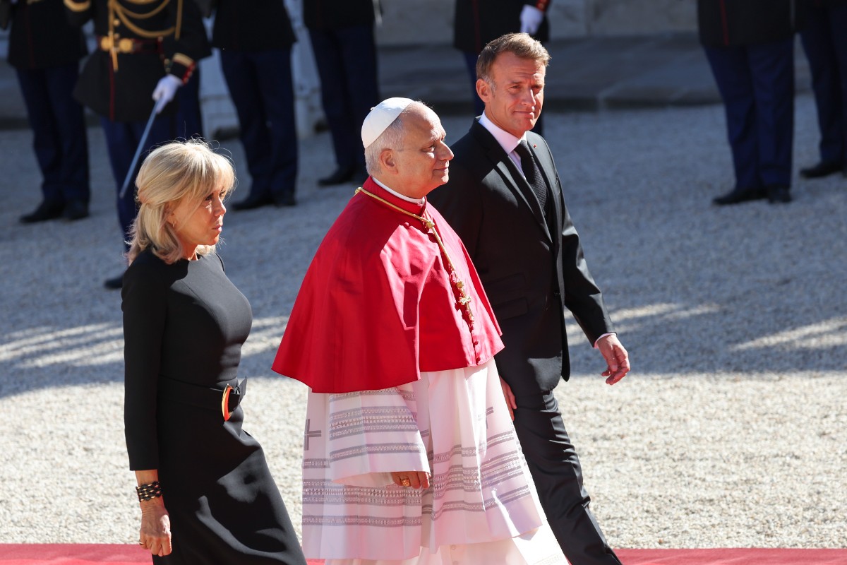 El Papa León XIV llega al Palacio de Elíseo, en París, junto a Emmanuel Macron, presidente francés, y su esposa. Europa Press