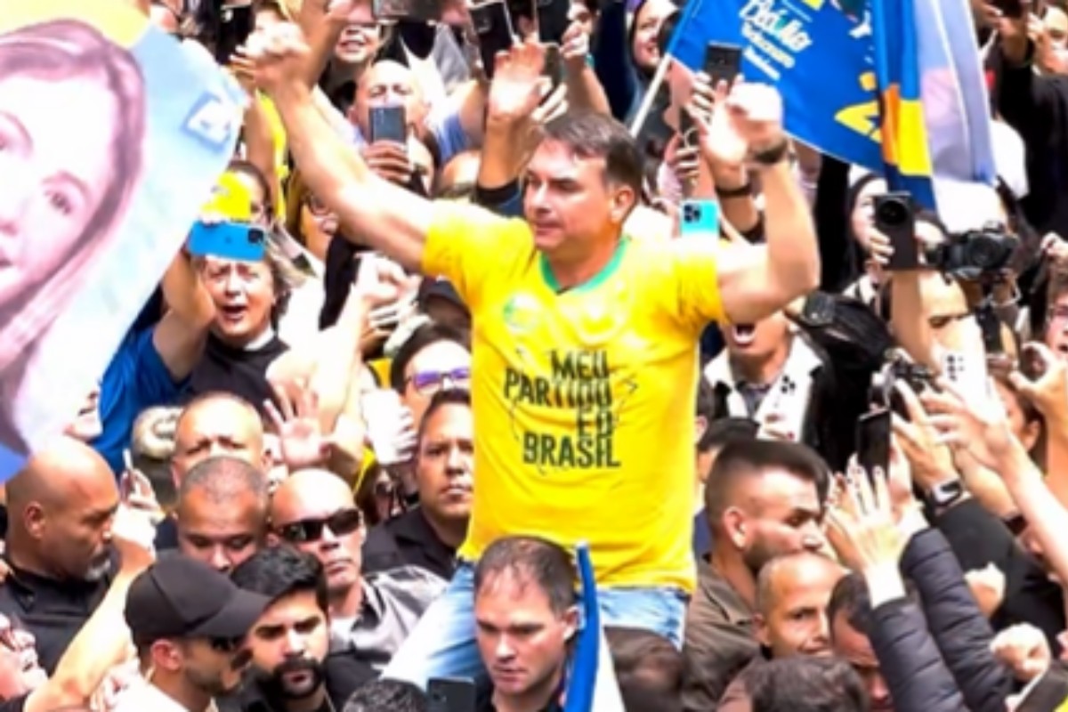 Flávio Bolsonaro, aclamado en la ciudad en la que su padre sufrió el intento de asesinato en 2018: «Estoy aquí por él. Completé el trayecto que él no pudo lograr»