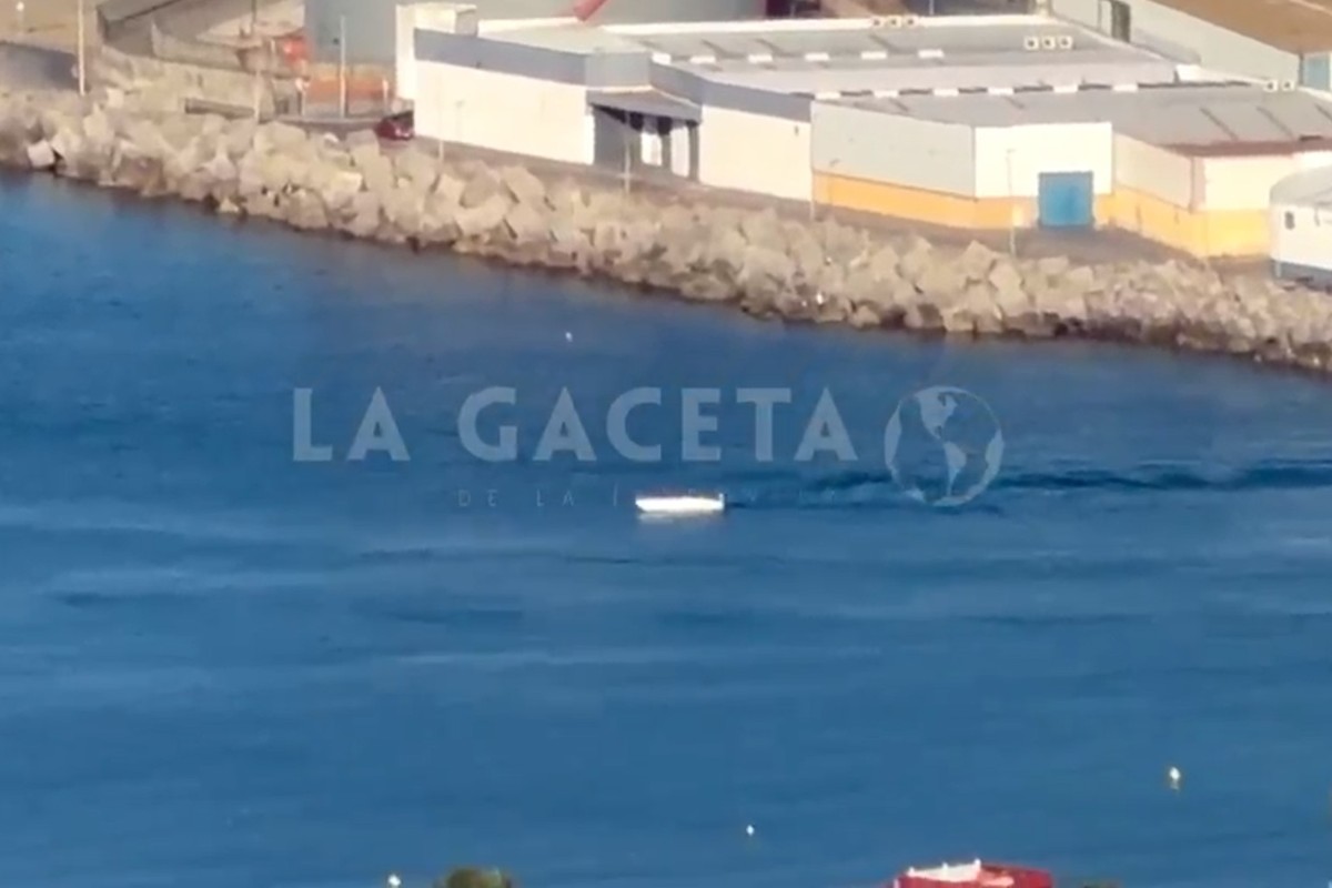 Lanchas rápidas ensayan cerca de la playa del Trampolín de Ceuta el «puente marítimo» con la bahía de Cádiz