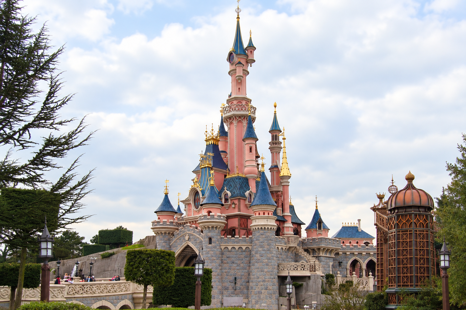 Autoridades de Bruselas gastaron fondos destinados a seguridad en un viaje a Disneyland, lavanderías y bolsas de basura