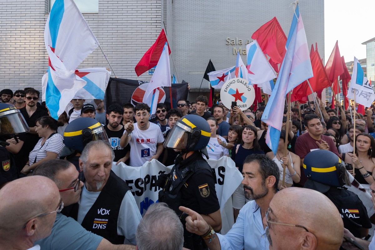 VOX denuncia a la alcaldesa de Santiago de Compostela (BNG) y al delegado del Gobierno en La Coruña por permitir la violencia ultraizquierdista que impidió un acto de la formación