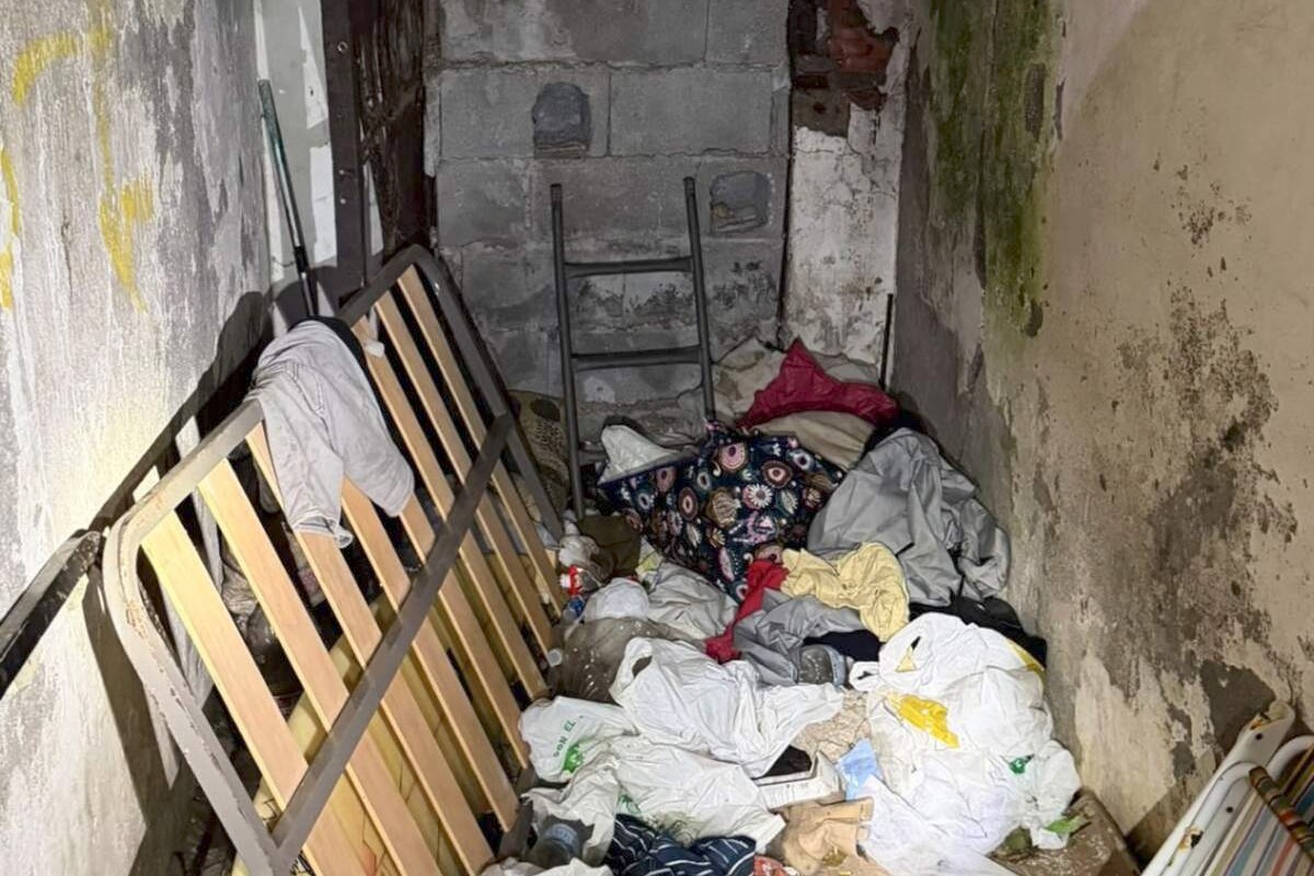 Un incendio destapa un asentamiento subterráneo de inmigrantes ilegales en Ceuta entre heces, colchones quemados y balsas