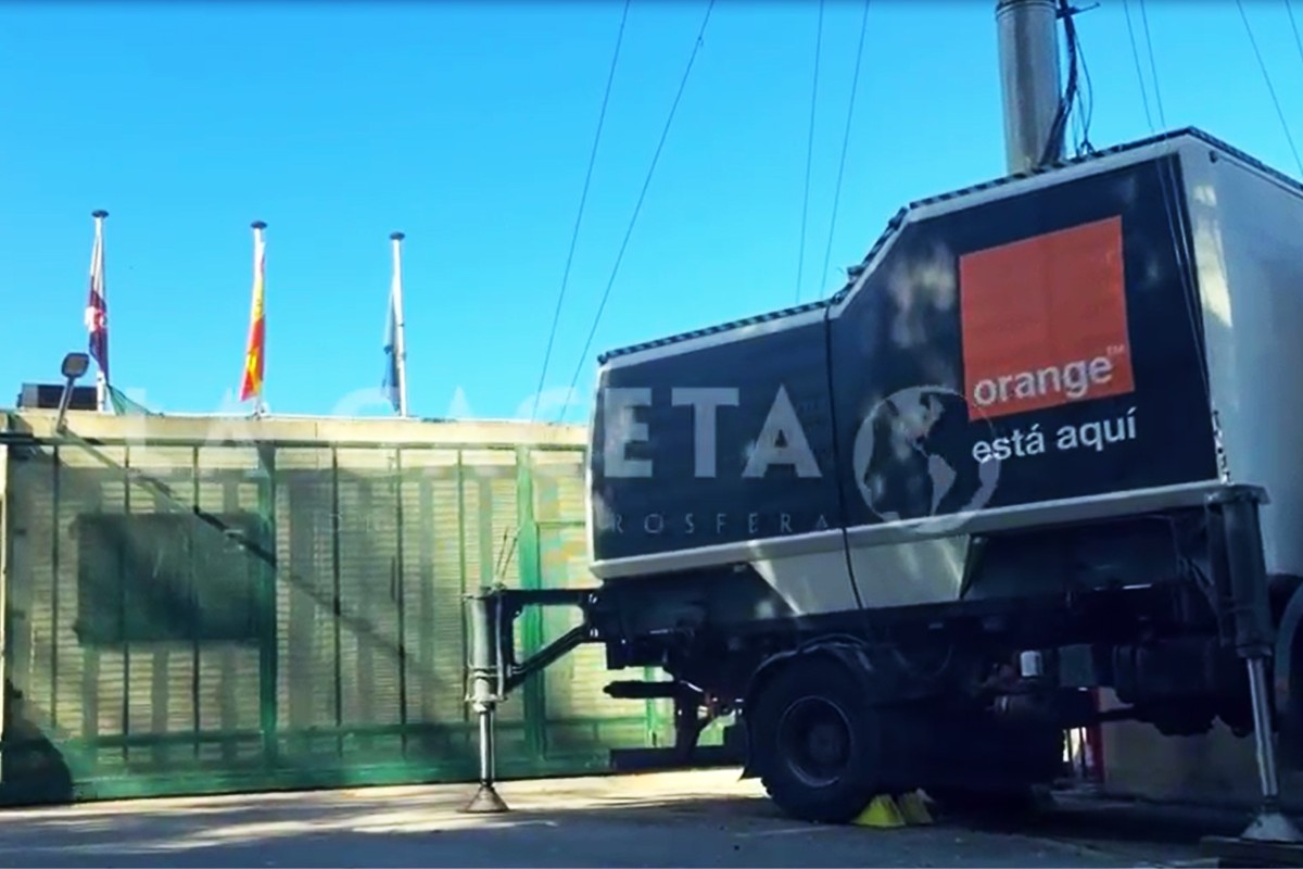 El Gobierno instala una unidad móvil de casi 10.000 euros al mes para dar cobertura wifi a los invasores en el CETI y la playa del Trampolín de Ceuta