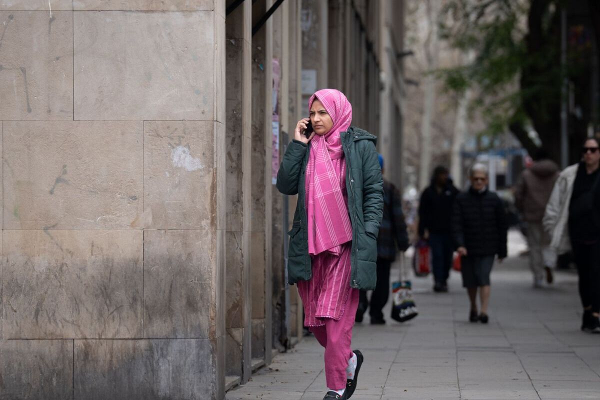 Lérida aprueba la ordenanza para prohibir el burka y el niqab en edificios públicos y en la calle gracias a los votos de VOX y con el rechazo del PP