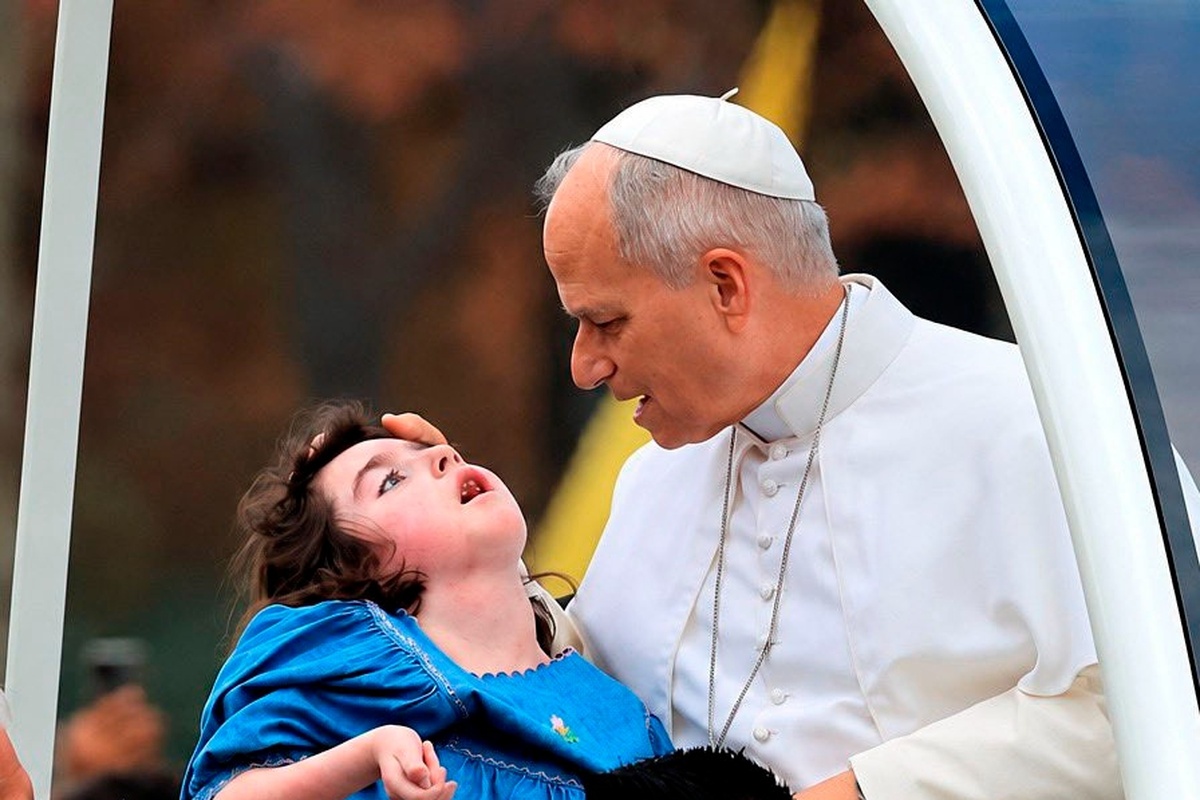 Así es Maríe Garance Nöel, la niña discapacitada a la que bendijo el Papa León XIV en los Campos Elíseos de París