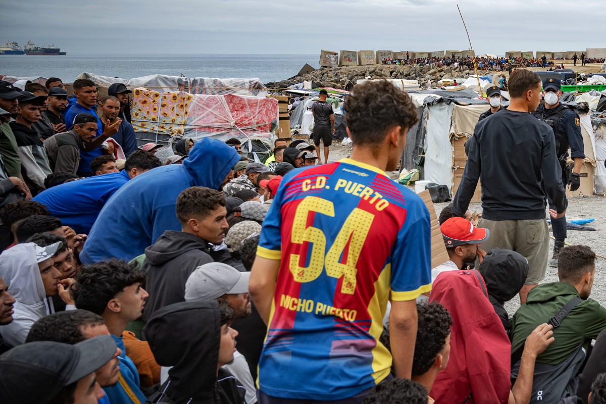 Alerta en Ceuta: una treintena de invasores escapan del control policial durante el desalojo del asentamiento de la playa de Benítez