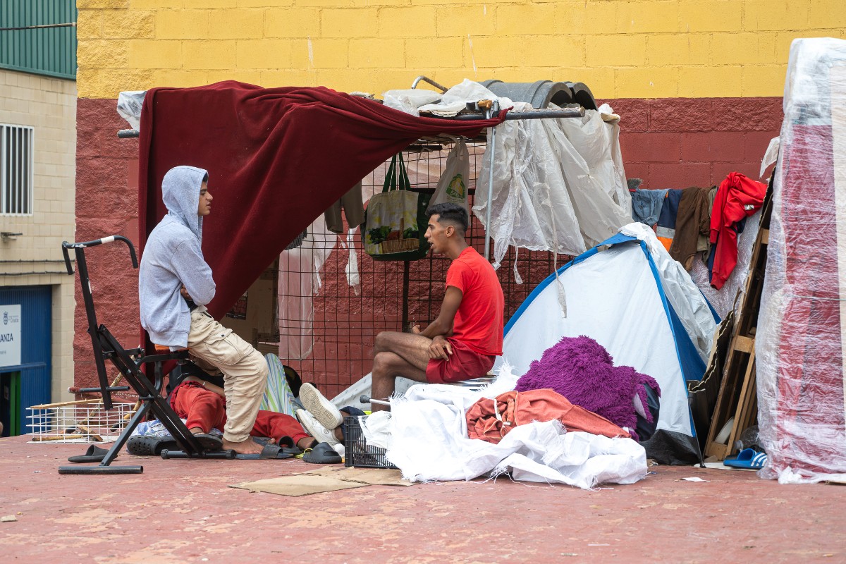 El Gobierno de Sánchez admite que algunos menas de Ceuta se quedarán en España por «reagrupación familiar»