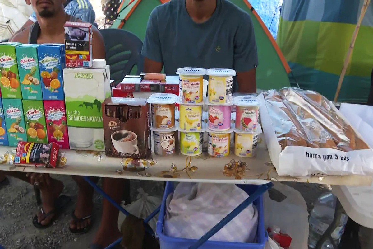 Los invasores crean una ciudad paralela en la playa del Trampolín de Ceuta con supermercados, peluquerías y venta de ropa